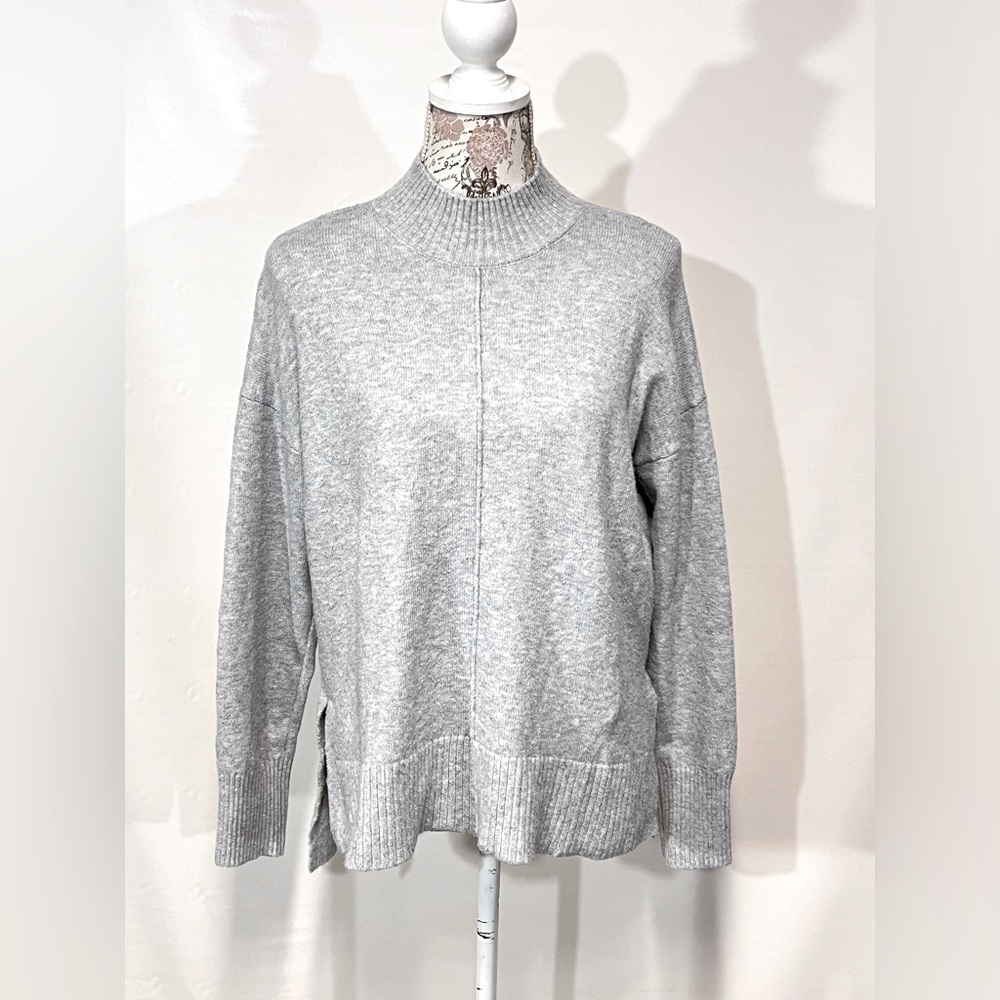 TAHARI Gray mock neck‎ sweater size M.